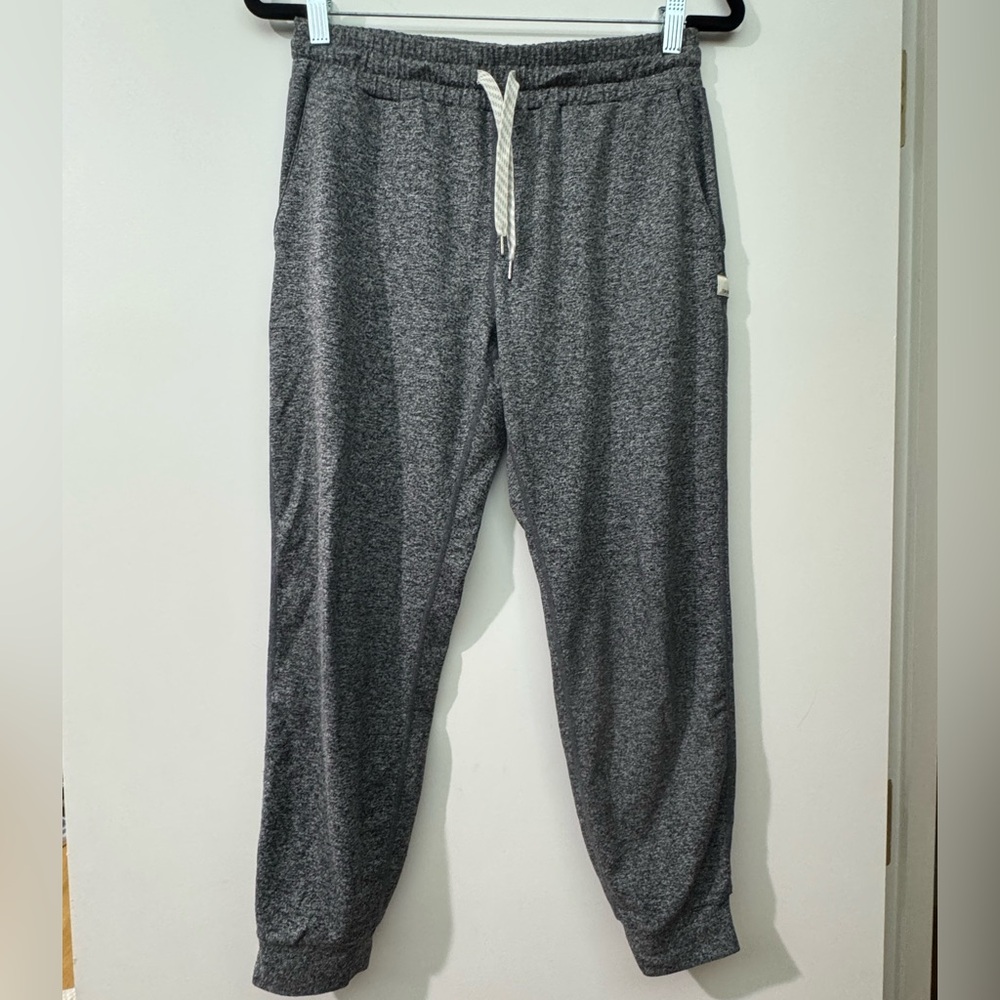 Vuori Performance Jogger in Grey